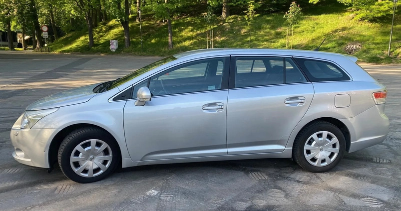 Toyota Avensis cena 27500 przebieg: 210000, rok produkcji 2011 z Koszalin małe 106